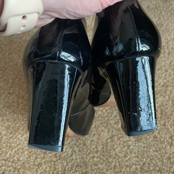 Tory Burch Black Patent Leather Pumps with Gold Logo - Picture 2 of 8